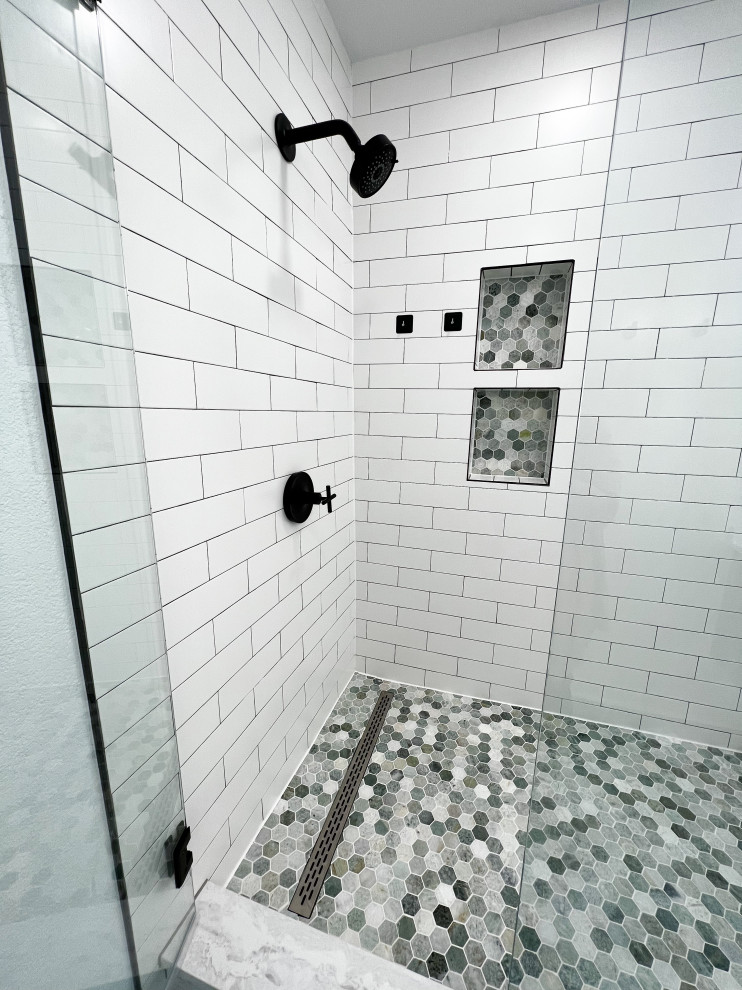 Foto di una stanza da bagno padronale moderna di medie dimensioni con doccia ad angolo, piastrelle bianche, pareti bianche, pavimento con piastrelle a mosaico, pavimento multicolore e porta doccia a battente