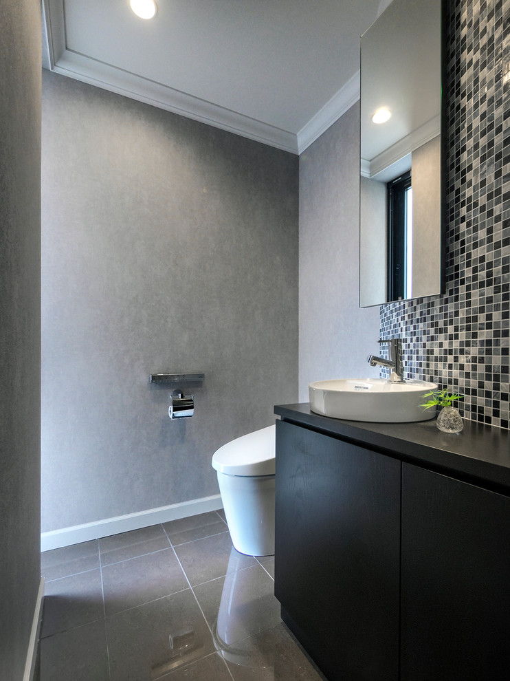 東京23区にあるトラディショナルスタイルのおしゃれなトイレ・洗面所の写真