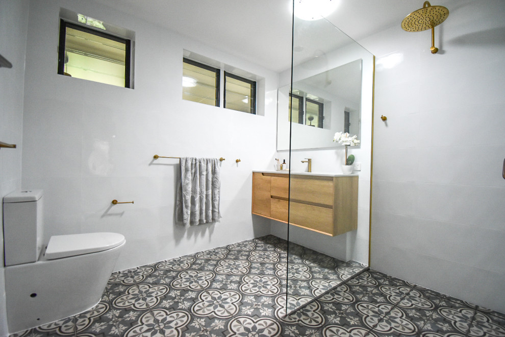 На фото: ванная комната среднего размера в средиземноморском стиле с подвесной тумбой