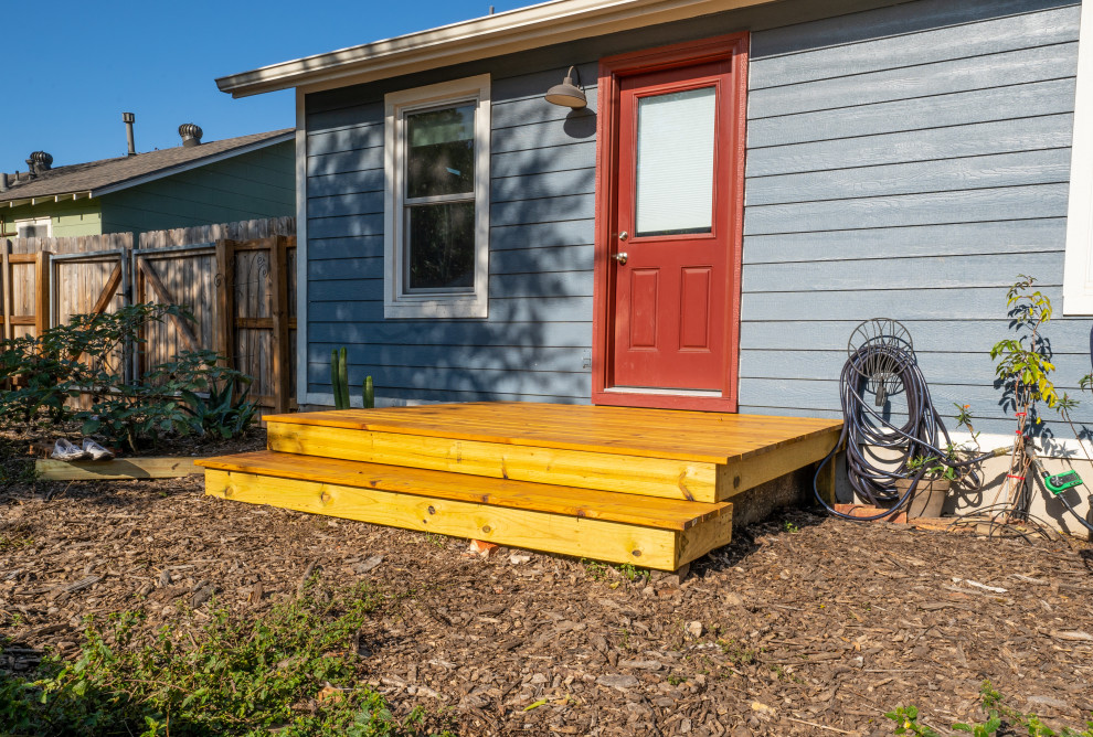 Deck - small craftsman backyard ground level deck idea in Austin with no cover