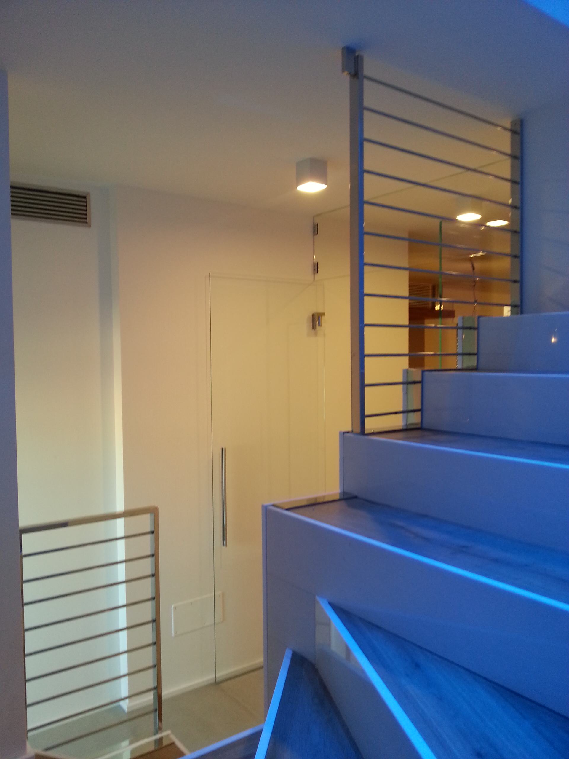 青いおしゃれな階段 (タイルの蹴込み板) の画像 75選 - 2025 年 12月