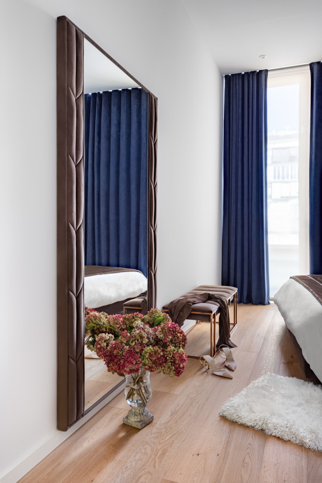 バルセロナにあるトランジショナルスタイルのおしゃれな主寝室 (グレーの壁、淡色無垢フローリング、壁紙) のインテリア