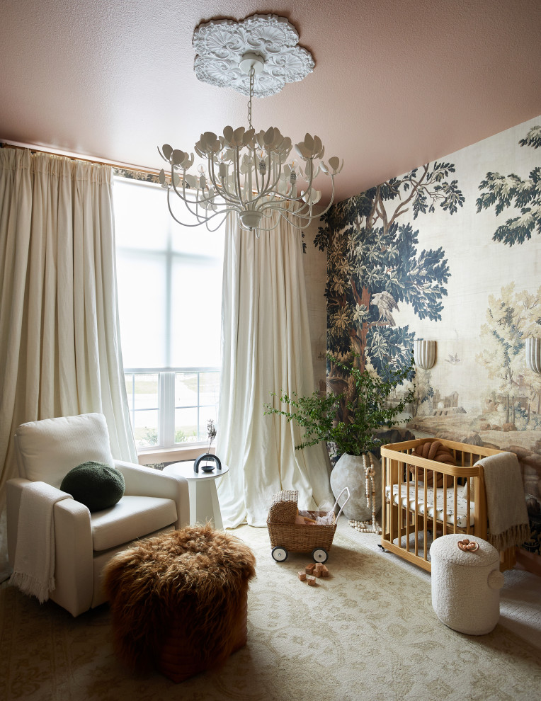 Idée de décoration pour une chambre de bébé neutre tradition de taille moyenne avec moquette, un sol beige et du papier peint.