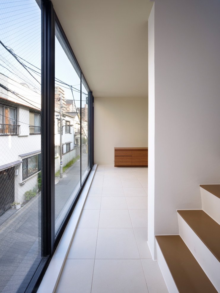 This is an example of a contemporary hallway in Tokyo.