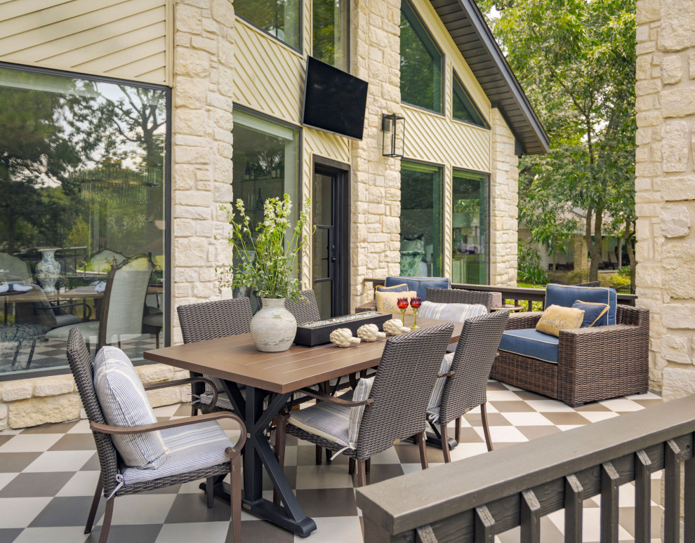 Transitional deck photo in Dallas