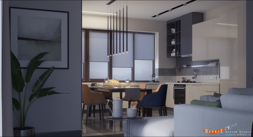 Объединенная гостиная-кухня с современной лестницей на 1 косоуре в загородном до