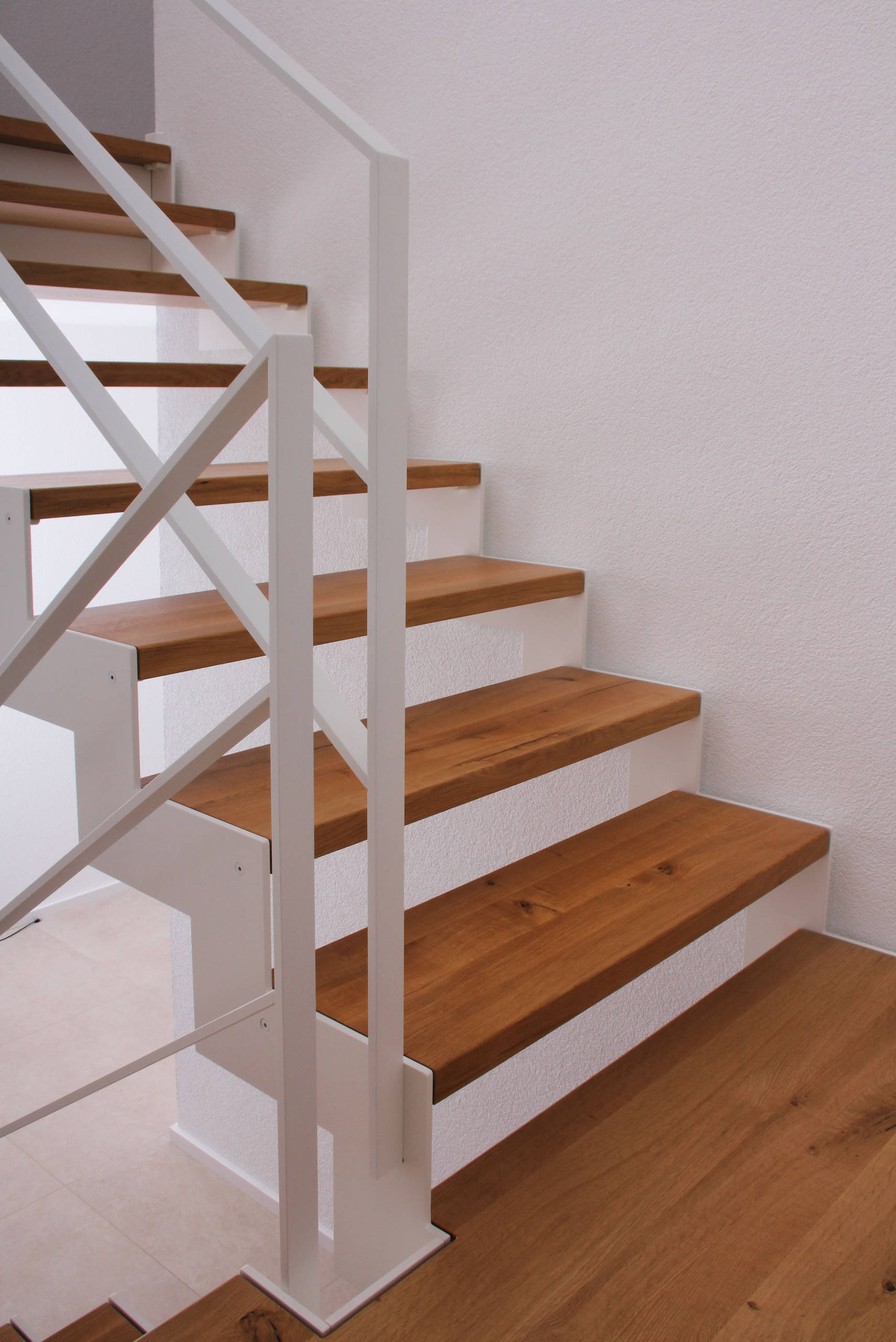 白いおしゃれな階段の画像 75選 - 2026 年 10月 | Houzz (ハウズ)