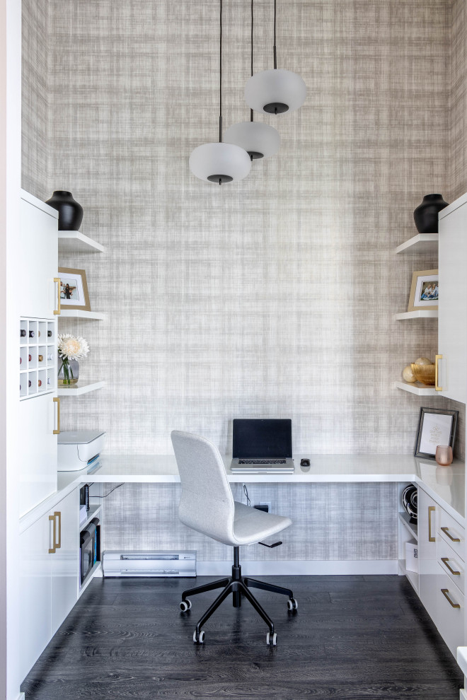 Mittelgroßes Modernes Arbeitszimmer mit grauer Wandfarbe, dunklem Holzboden, Einbau-Schreibtisch, schwarzem Boden und Tapetenwänden in Vancouver