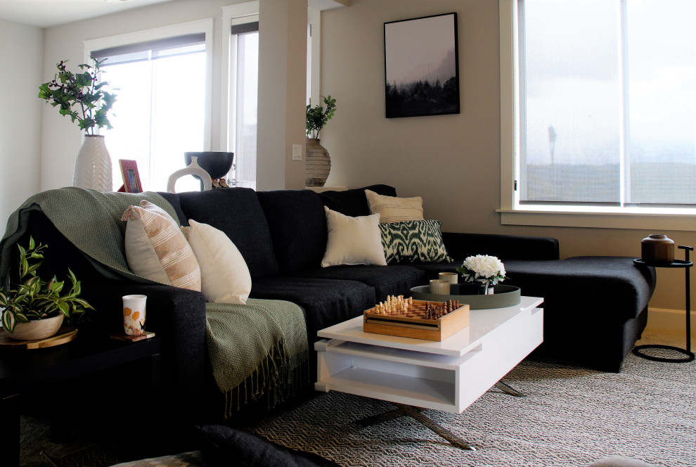 Свежая идея для дизайна: открытая гостиная комната среднего размера в стиле ретро с серыми стенами, ковровым покрытием, стандартным камином, фасадом камина из камня и телевизором на стене - отличное фото интерьера