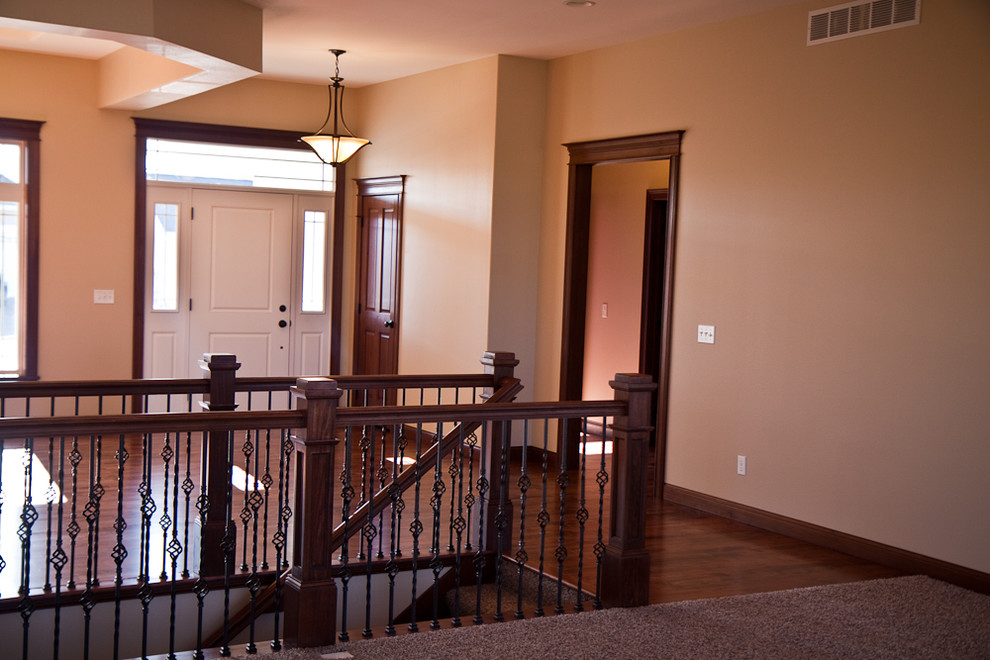 Example of a classic entryway design in Cedar Rapids