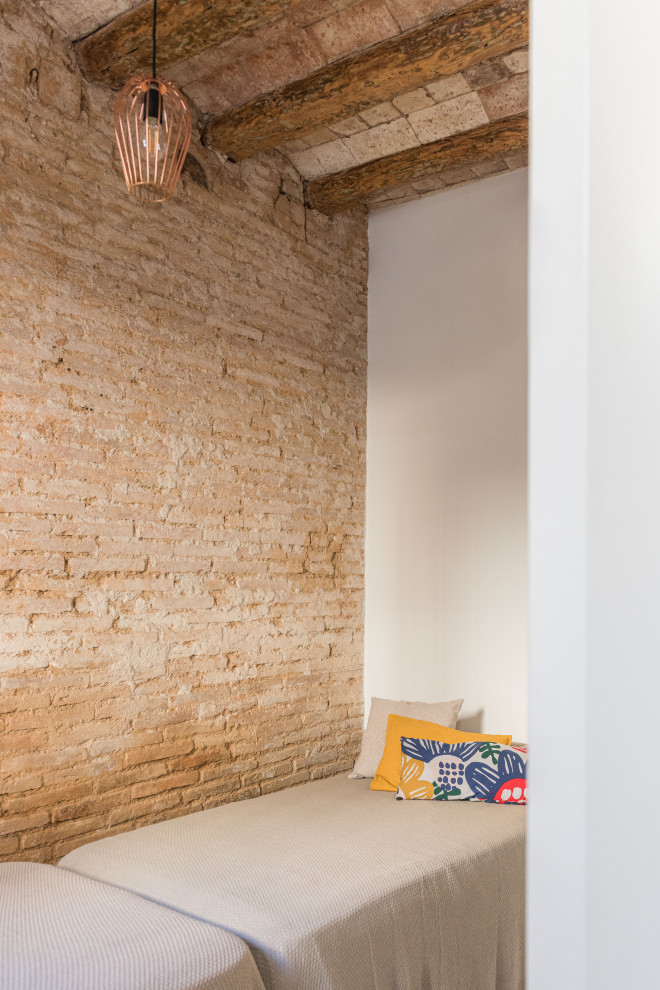 Cette photo montre une grande chambre d'amis moderne avec un mur blanc, un sol en carrelage de céramique, un sol beige, poutres apparentes et un mur en parement de brique.