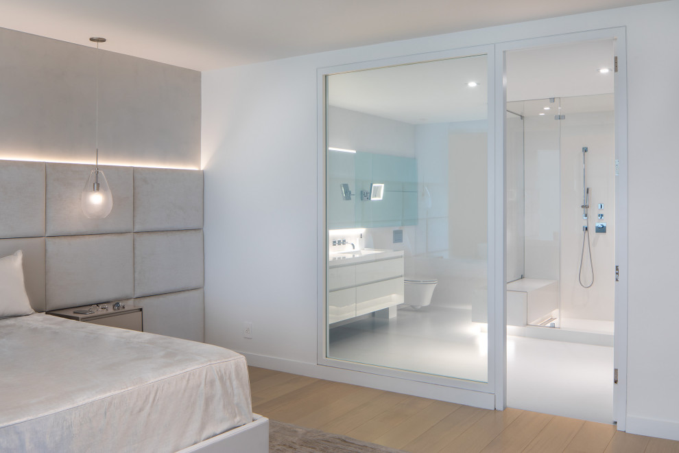 Immagine di una stanza da bagno minimalista con ante lisce, ante bianche, piastrelle bianche, lastra di pietra, top in superficie solida, top bianco, due lavabi e mobile bagno sospeso