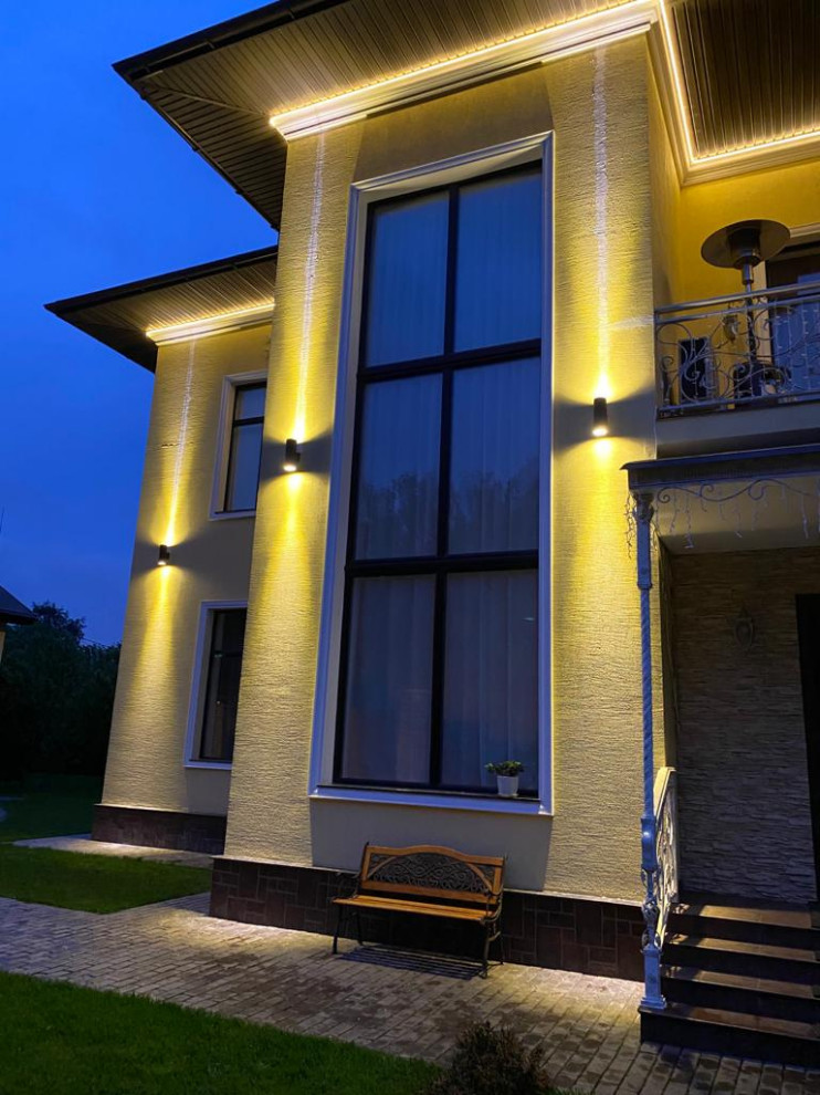 Фасадные двухлучевые светильники для частного дома