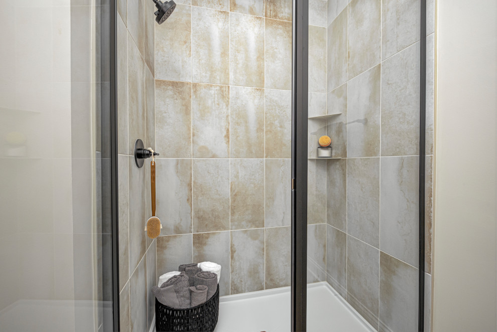 Mid-sized country 3/4 wet room bathroom in Indianapolis with beige tile, slate, porcelain floors, white floor, a hinged shower door and a niche.