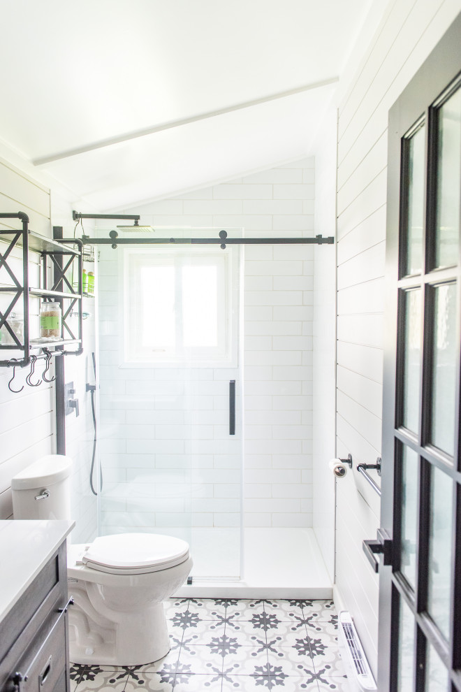 Example of a transitional home design design in Toronto