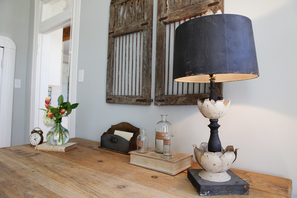 Example of a country home design design in Austin