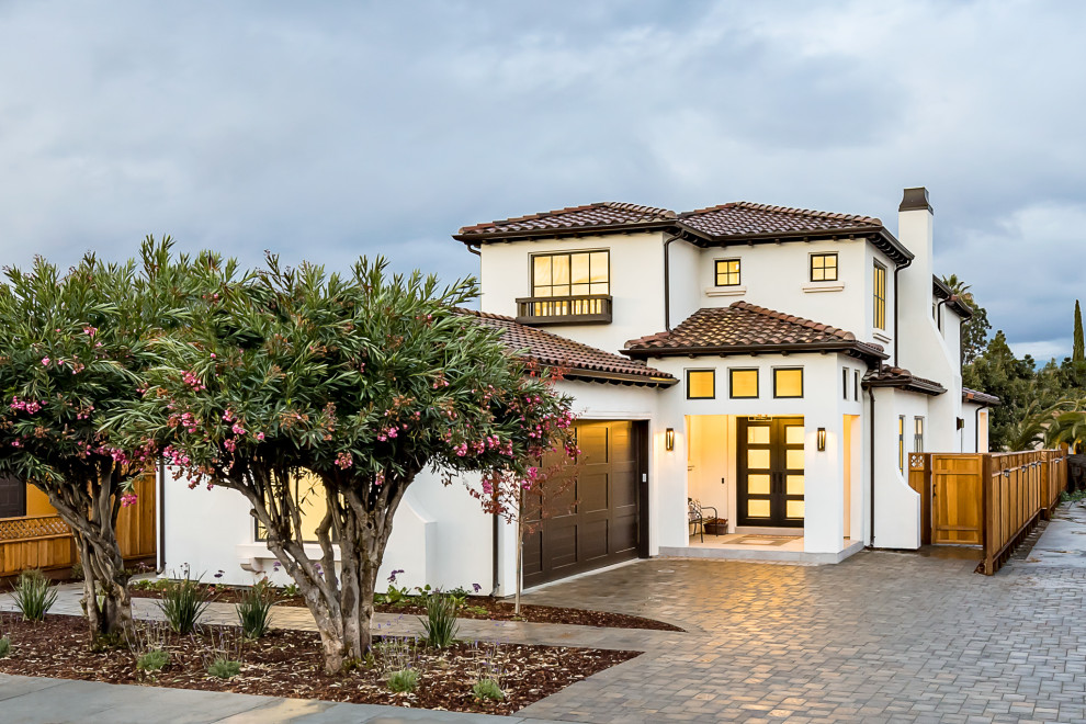 Zweistöckiges Mediterranes Einfamilienhaus mit weißer Fassadenfarbe, Satteldach, Ziegeldach und braunem Dach in San Francisco