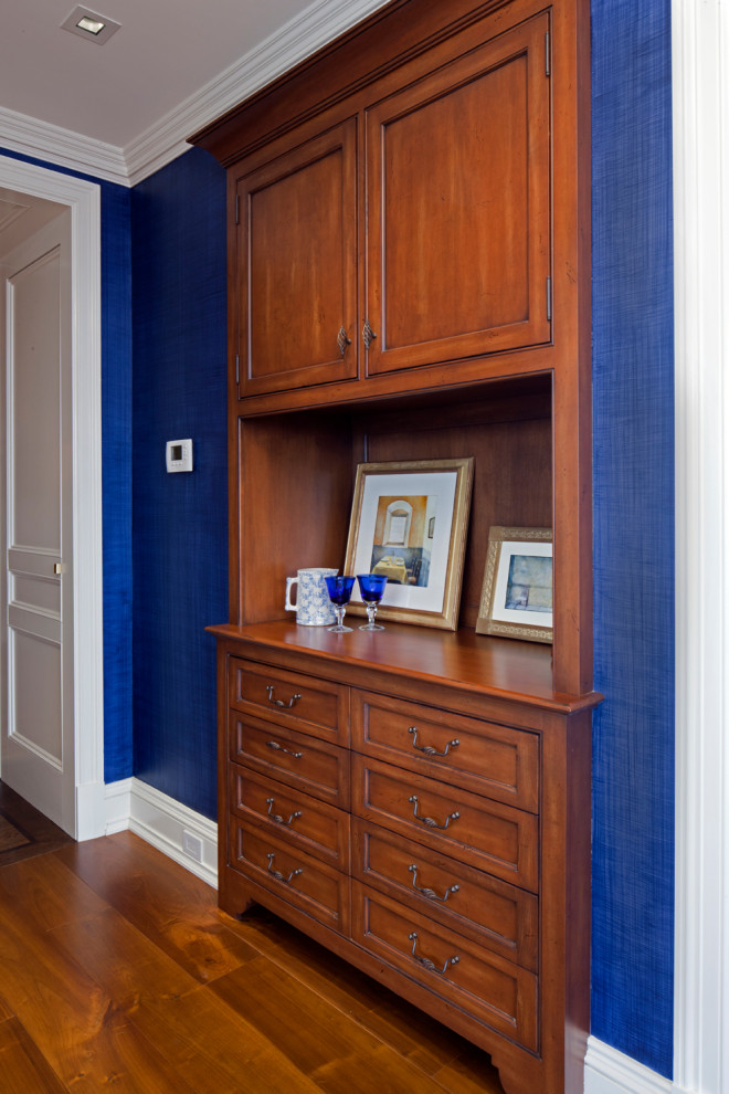 Cette image montre un couloir traditionnel avec un mur bleu, un sol en bois brun, un sol marron et du papier peint.
