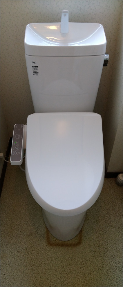 Esempio di un piccolo bagno di servizio minimalista con WC a due pezzi, pareti beige, pavimento in linoleum, pavimento beige, soffitto in carta da parati e carta da parati