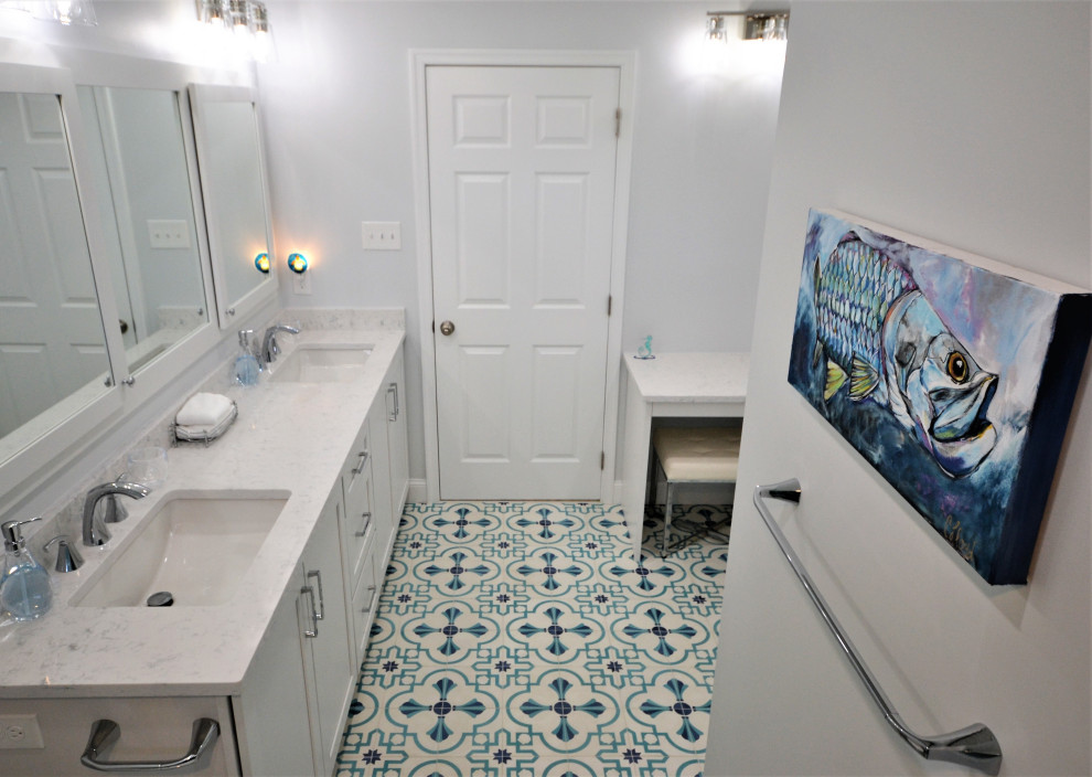 Стильный дизайн: большая главная ванная комната в стиле неоклассика (современная классика) с фасадами в стиле шейкер, белыми фасадами, угловым душем, унитазом-моноблоком, зеленой плиткой, цементной плиткой, белыми стенами, полом из линолеума, врезной раковиной, столешницей из искусственного кварца, разноцветным полом, душем с распашными дверями, белой столешницей, нишей, тумбой под две раковины и встроенной тумбой - последний тренд