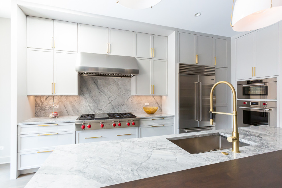 Moderne Küche in grau-weiß mit Unterbauwaschbecken, Schrankfronten mit vertiefter Füllung, bunter Rückwand, Rückwand aus Marmor, Küchengeräten aus Edelstahl, Kücheninsel, bunter Arbeitsplatte und Quarzit-Arbeitsplatte in Chicago