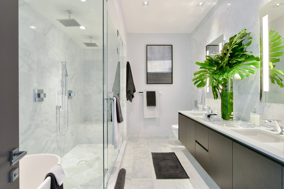 Источник вдохновения для домашнего уюта: большая главная ванная комната в современном стиле с плоскими фасадами, серыми фасадами, отдельно стоящей ванной, угловым душем, унитазом-моноблоком, разноцветной плиткой, мраморной плиткой, белыми стенами, мраморным полом, врезной раковиной, столешницей из искусственного кварца, разноцветным полом, открытым душем, белой столешницей, тумбой под одну раковину, подвесной тумбой, кессонным потолком и обоями на стенах