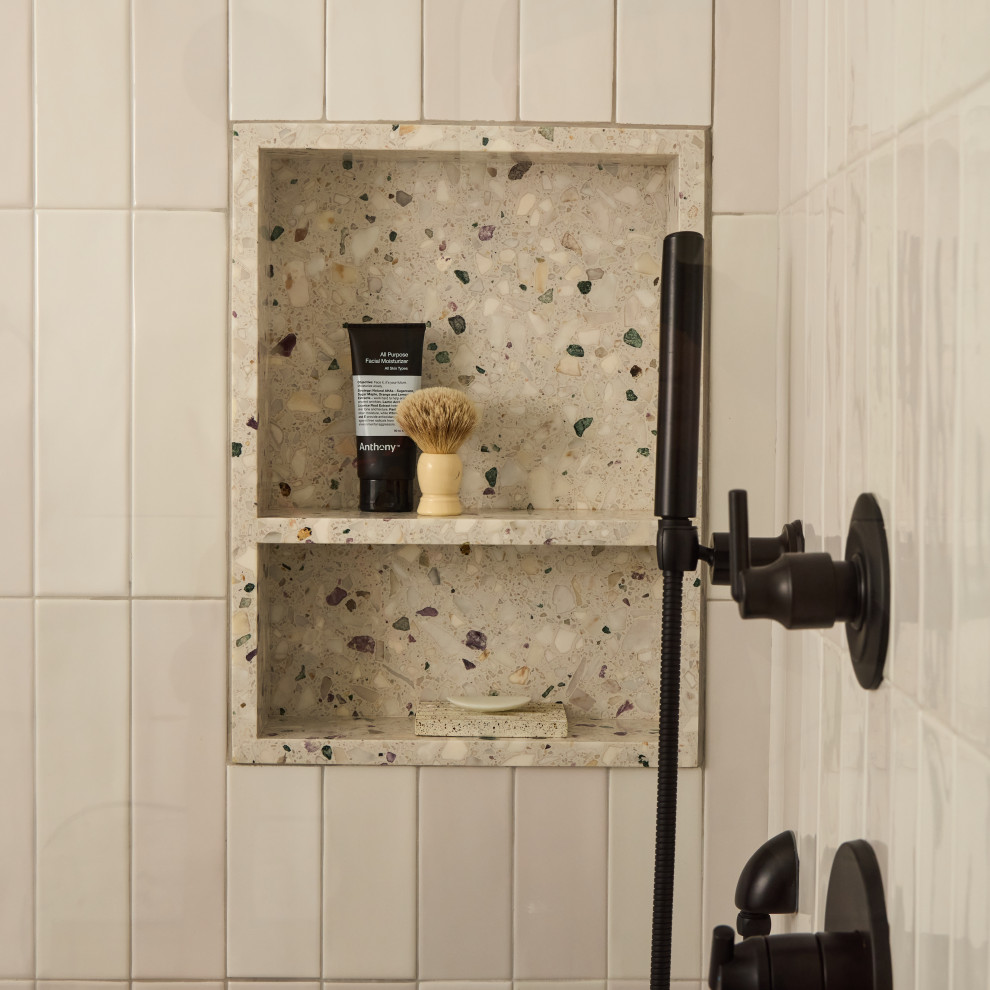 Esempio di una stanza da bagno con doccia scandinava di medie dimensioni con ante con riquadro incassato, top alla veneziana, un lavabo e mobile bagno incassato
