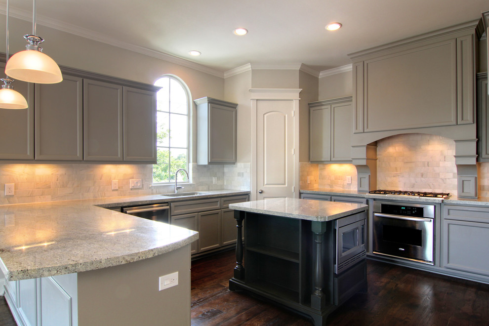 Kitchen - transitional kitchen idea in Houston