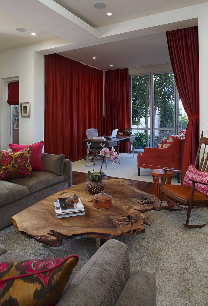おしゃれなリビング (赤いカーテン) のインテリア画像 75選 - 2025 年