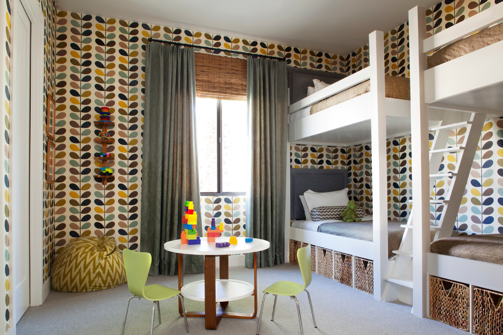 Design ideas for a mid-sized midcentury kids' room for boys in Los Angeles with carpet and multi-coloured walls.