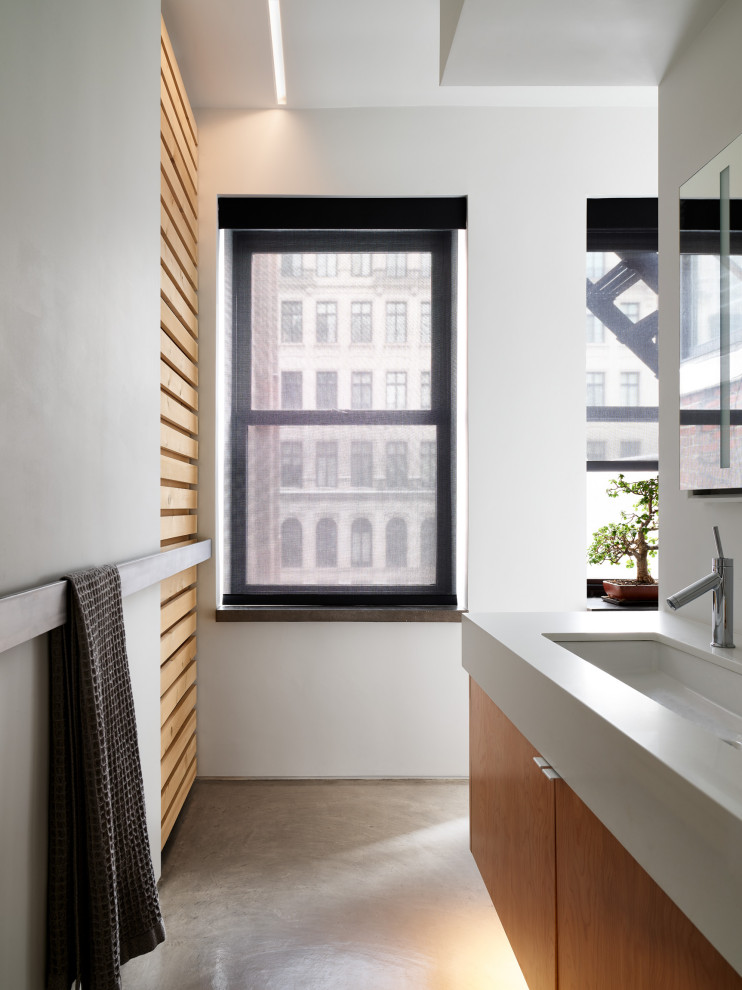 Mittelgroßes Modernes Badezimmer mit Wandtoilette, Betonboden, Einzelwaschbecken und schwebendem Waschtisch in Boston