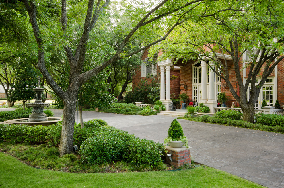Traditional shaded driveway in Dallas.