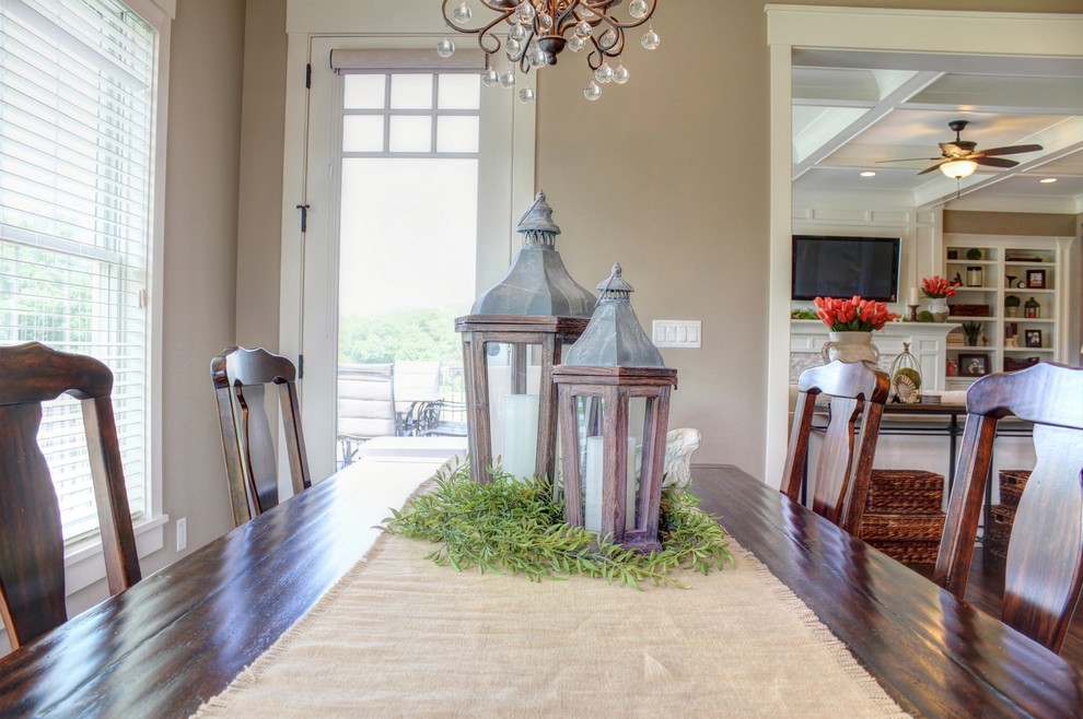 Home design - transitional home design idea in Chicago