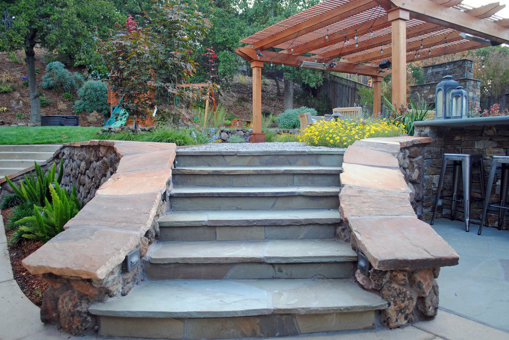 Inspiration for a mid-sized arts and crafts backyard garden in San Francisco with natural stone pavers.