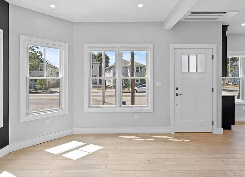 Example of a transitional entryway design in Boston