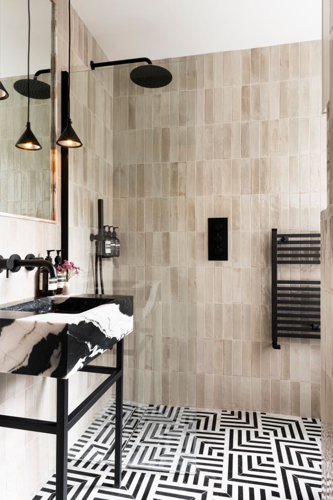 Immagine di una piccola stanza da bagno minimalista con ante nere, doccia aperta, piastrelle beige, piastrelle in ceramica, pavimento in marmo, lavabo sospeso, top nero, un lavabo e mobile bagno sospeso