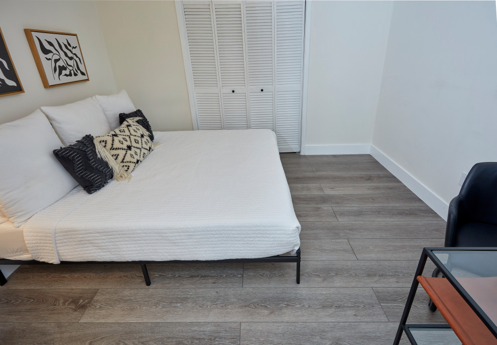 Kleines Stilmix Gästezimmer mit weißer Wandfarbe, Vinylboden und grauem Boden in Miami