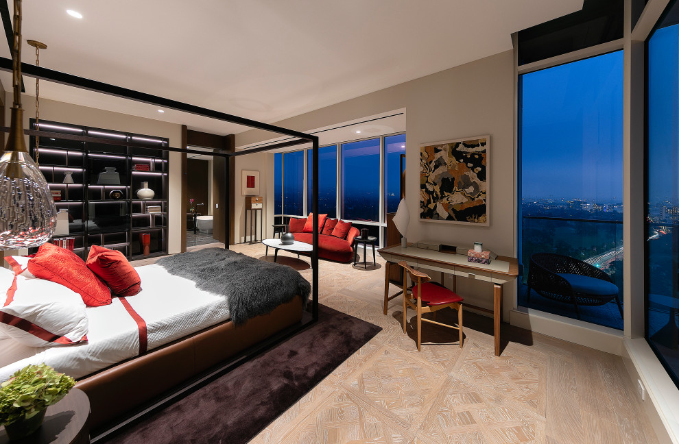 Modernes Schlafzimmer mit grauer Wandfarbe, hellem Holzboden und beigem Boden in Los Angeles