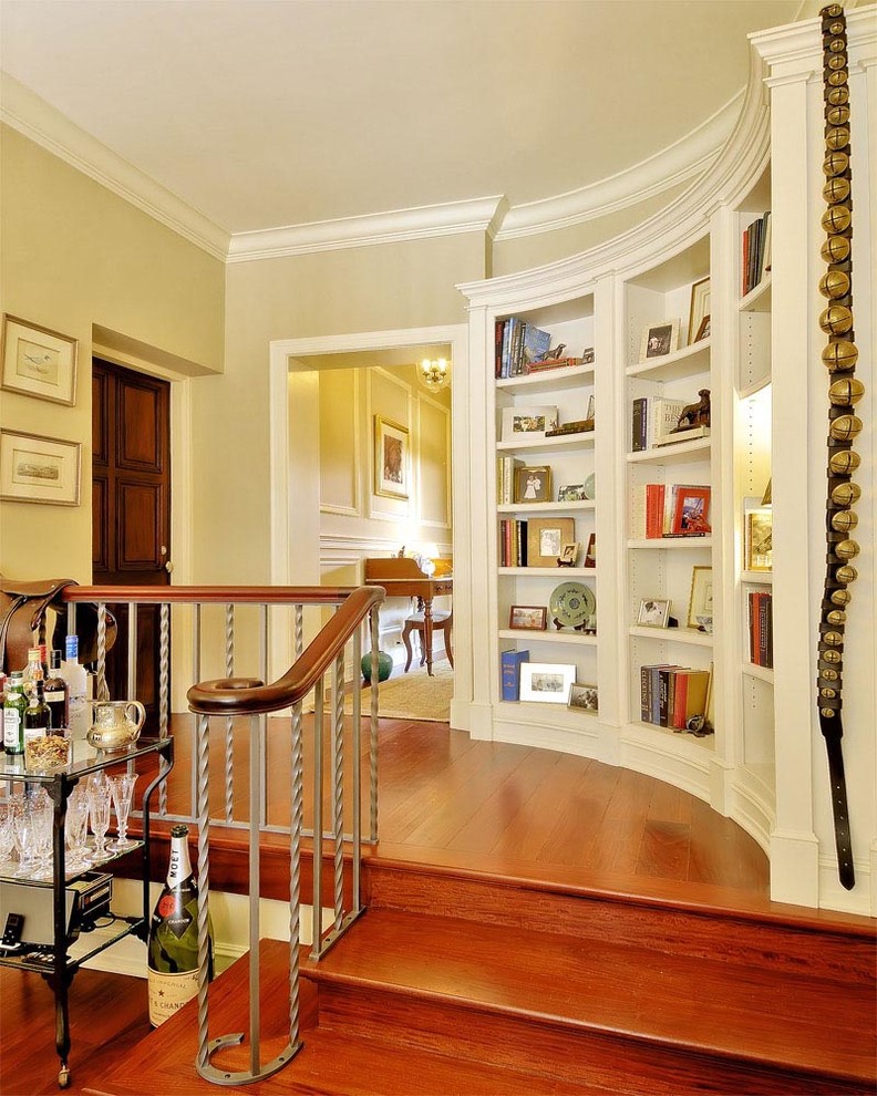 Example of a transitional entryway design in Chicago