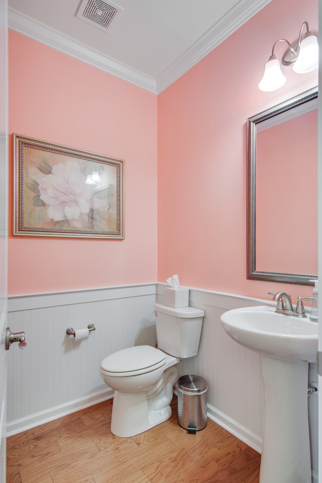 チャールストンにあるトラディショナルスタイルのおしゃれなトイレ・洗面所の写真