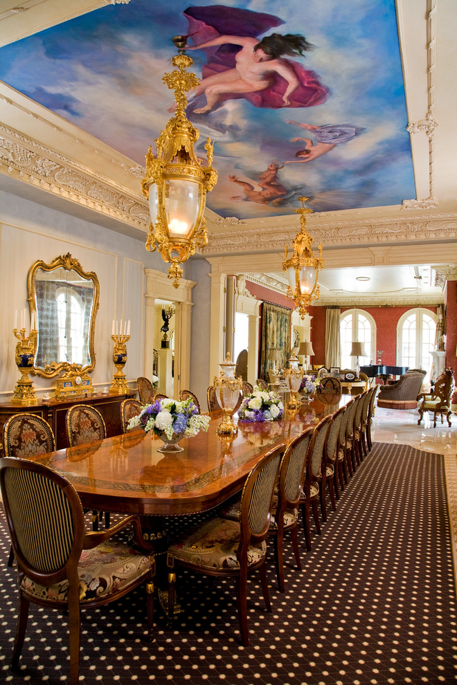 Traditional dining room in Baltimore.