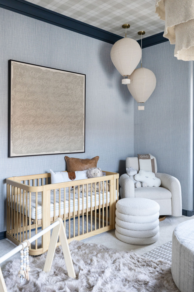 Ispirazione per una grande cameretta per neonato stile marino con pareti blu, moquette, pavimento beige, soffitto in carta da parati e carta da parati