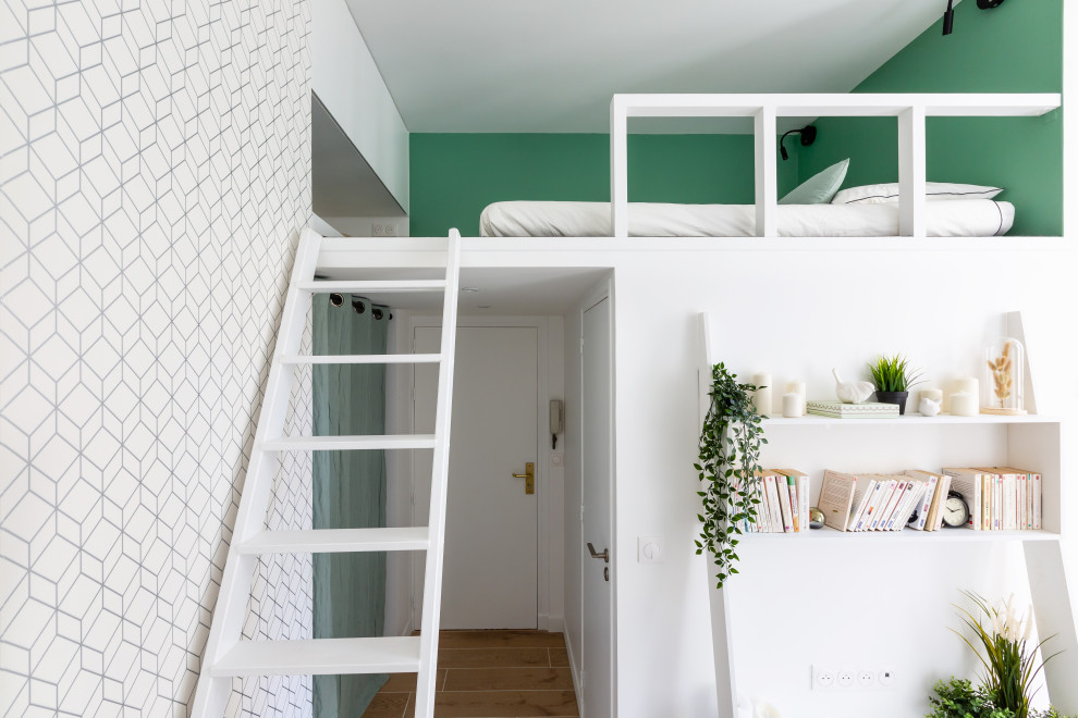 Inredning av ett minimalistiskt litet sovloft, med gröna väggar, heltäckningsmatta och svart golv