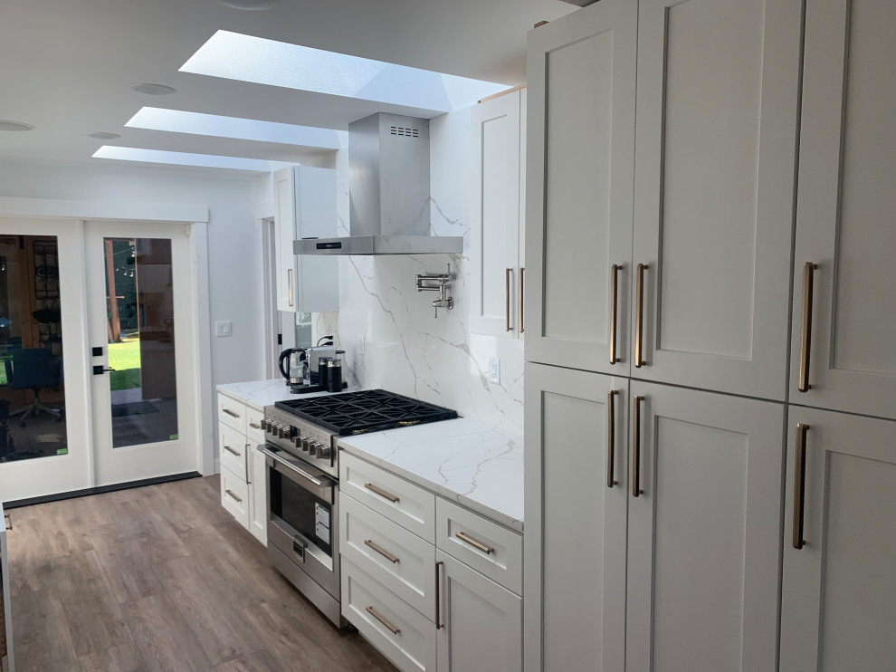 Example of a minimalist kitchen design in Seattle