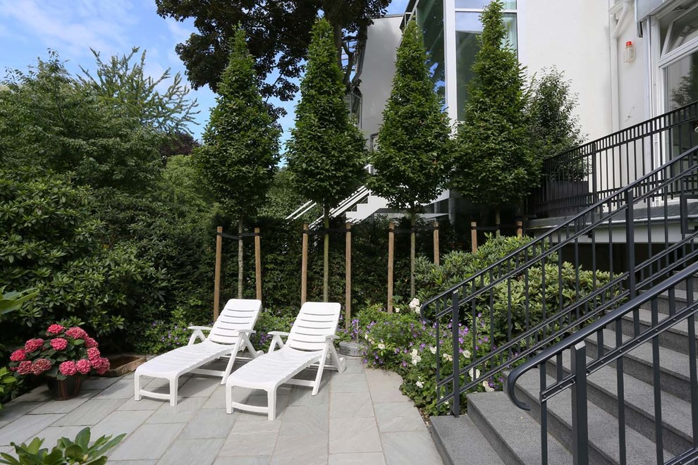 Kleine Klassische Terrasse hinter dem Haus in Hamburg