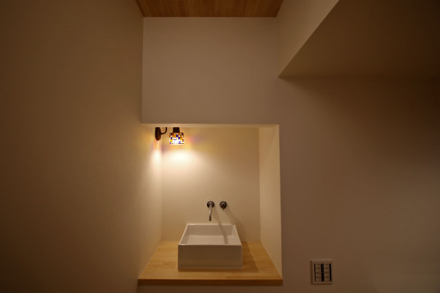 玄関の手洗 moderno-ingresso