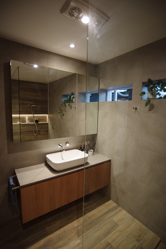 This is an example of a contemporary bathroom in Brisbane.