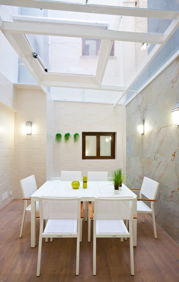 Foto de comedor clásico renovado de tamaño medio abierto sin chimenea con paredes blancas y suelo de baldosas de cerámica