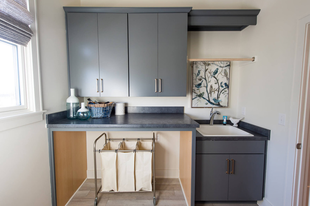 Mittelgroße Moderne Waschküche in U-Form mit flächenbündigen Schrankfronten, grauen Schränken und dunklem Holzboden in Indianapolis