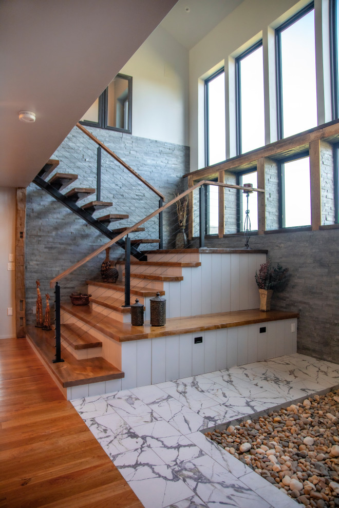 Стильный дизайн: лестница в современном стиле с кладовкой или шкафом под ней - последний тренд